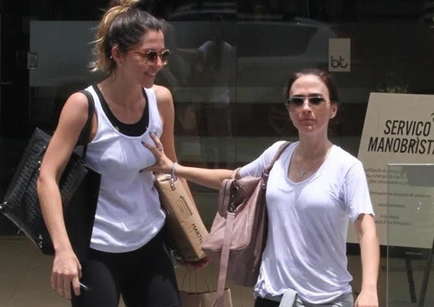 Tatá Werneck faz gracinha para paparazzo apalpando seio de amiga