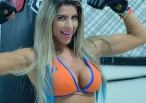  Ana Paula Minerato posa de Ring Girl após demissão do 'Pânico'