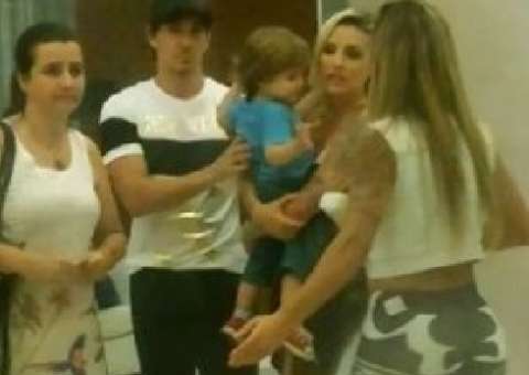  Marido fica enciumado e causa "climão" após Clara apresentar filho para Vanessa