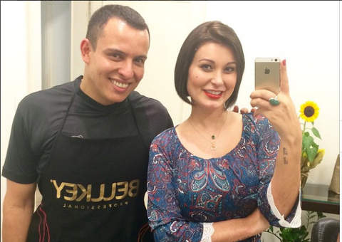 Andressa Urach radicaliza no visual e aparece morena