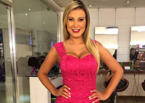 Andressa Urach posa vestida e dispara: "Não tenho mais o que mostrar"