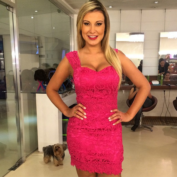 Andressa Urach posa vestida e dispara: "Não tenho mais o que mostrar"