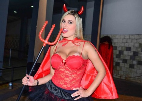 Andressa Urach abusa de looks transparentes e causa polêmica