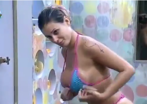 Momento de paz: Andressa sensualiza em banho