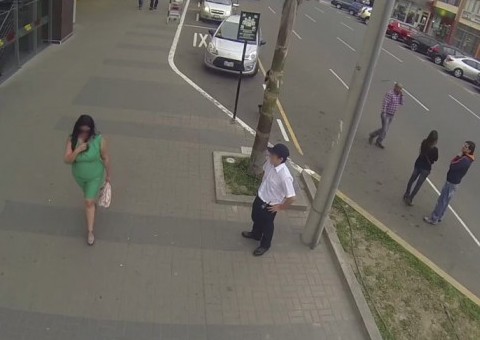  Irreconhecíveis, mães são assediadas pelos próprios filhos nas ruas em campanha