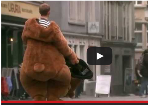 Ele vestiu uma fantasia para testar o coração das pessoas