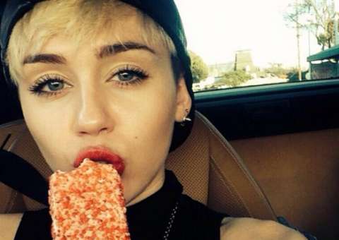 Miley Cyrus tentou seduzir o namorado da irmã mais velha