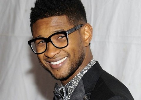 Cantor americano Usher carrega celular nas partes íntimas de mulher