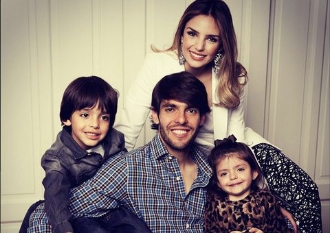 Kaká posa feliz ao lado da família após boatos de separação
