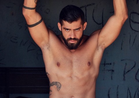 As mina pira: Barbudo, ex-BBB Yuri mostra tanquinho em novo ensaio