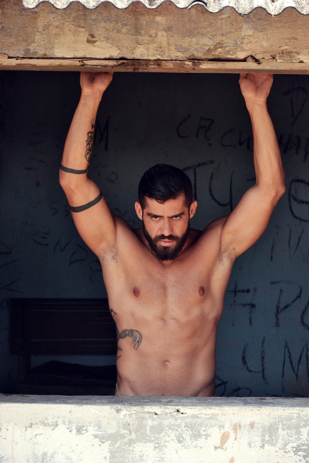 As mina pira: Barbudo, ex-BBB Yuri mostra tanquinho em novo ensaio