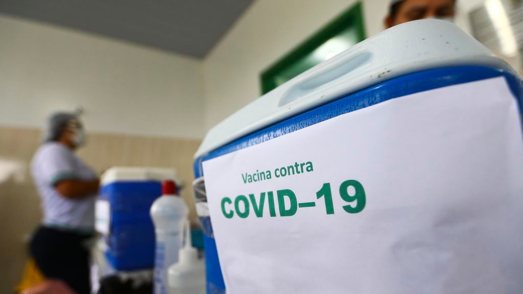 Casal de empresários aparece em lista parcial de vacinados em Manaus 