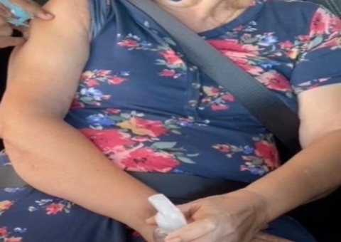 Vídeo mostra idosa sendo vacinada com seringa vazia em Manaus