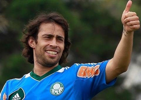 Jornal espanhol diz que Rayo Vallecano quer Valdivia