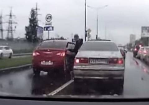 Valentão no trânsito se dá mal ao mexer com outro motorista