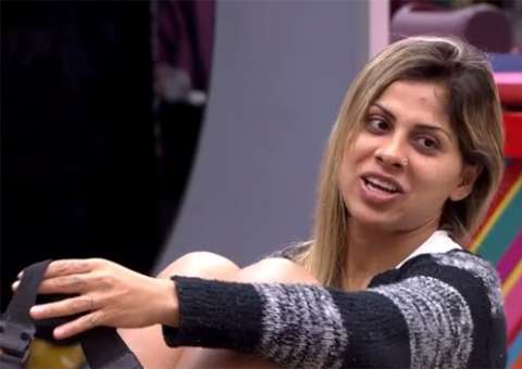 Clara e Vanessa conversam sobre planos fora da casa