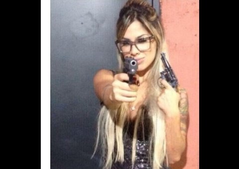 Ex-BBB Vanessa causa polêmica ao aparecer com armas em foto