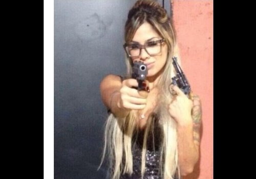 Ex-BBB Vanessa causa polêmica ao aparecer com armas em foto