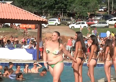 Jovem 'gordinha' participa de concurso de beleza e faz sucesso: "Fui lá e arrasei"