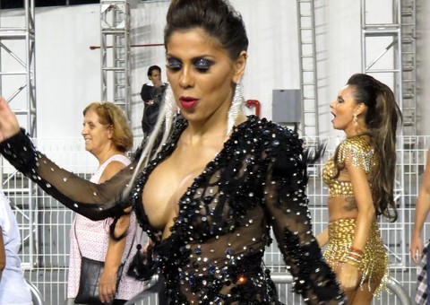  Ex-BBB Vanessa mostra resultado de novo silicone durante o ensaio da Gaviões