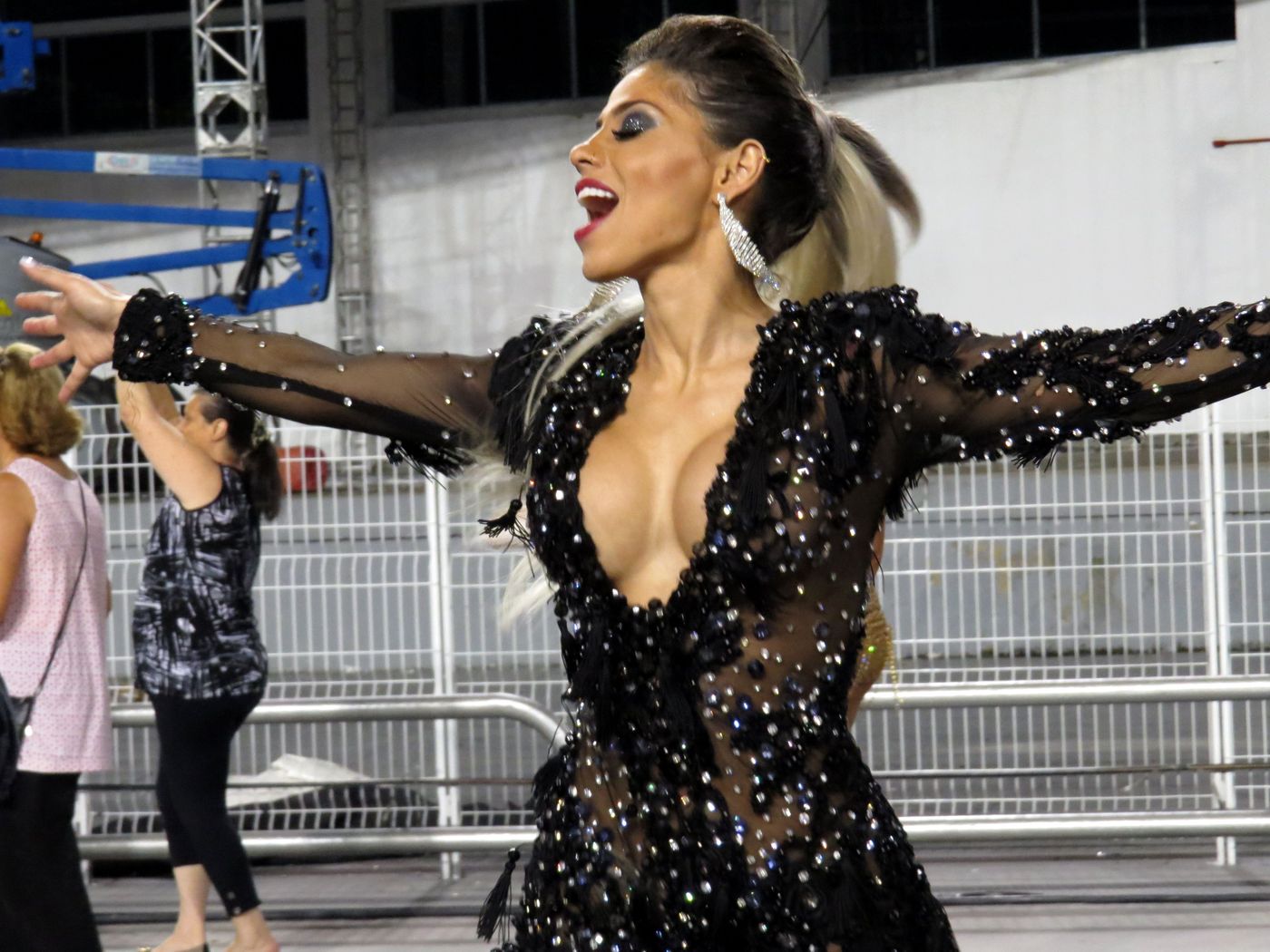  Ex-BBB Vanessa mostra resultado de novo silicone durante o ensaio da Gaviões