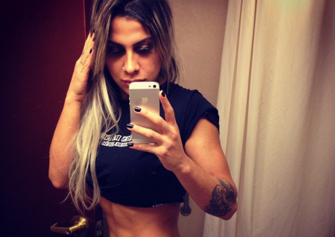 Ex-BBB Vanessa Mesquita posa de calcinha 