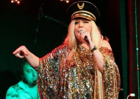 Cantora Vanusa leva queda e fratura costela, aos 67 anos