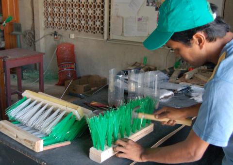 Cooperativa transforma garrafas pet em vassouras ecológicas em Manaus