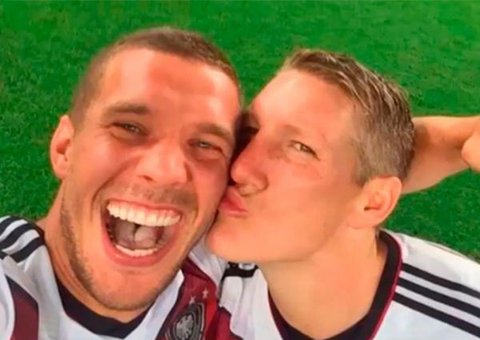 Podolski sobre beijo em Schweinsteiger: "Muito tempo na Bahia ouvindo axé"