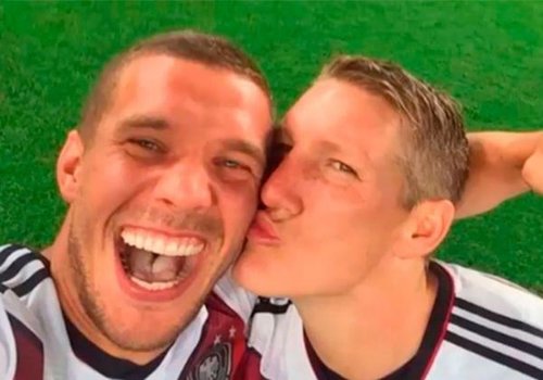 Podolski sobre beijo em Schweinsteiger: "Muito tempo na Bahia ouvindo axé"
