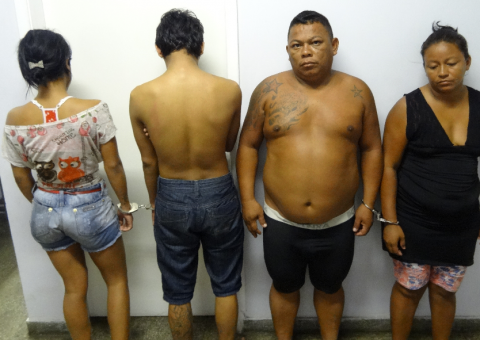 Casal com 97 porções de drogas no Educandos