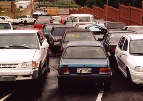 Operação policial apreende 40 veículos e dez pessoas