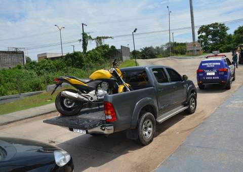 PM recupera veículos roubados em entrada de condomínio