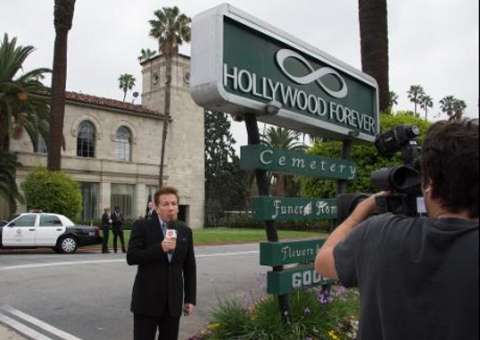 Cercado de amigos, Mick Jagger se despede da namorada