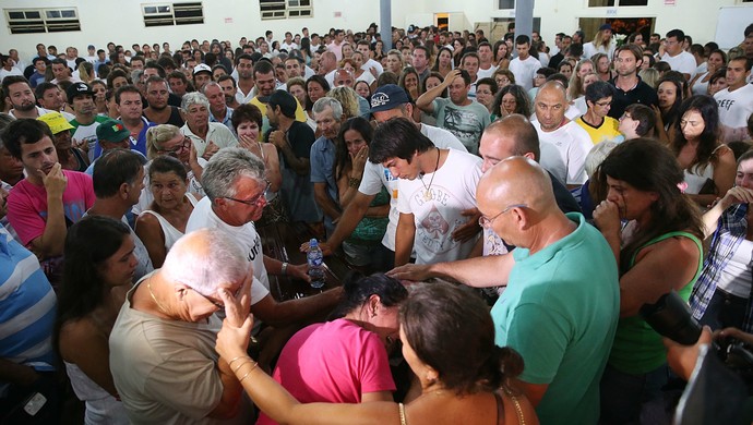 Emoção e lágrimas marcam velório do surfista morto por PM na Guarda do Embaú