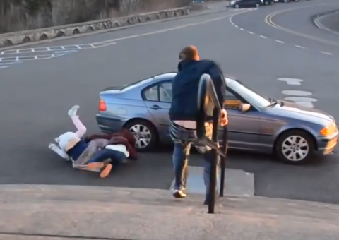 Vídeo mostra pessoas "voando" em meio a um vendaval de 160 km/h nos EUA