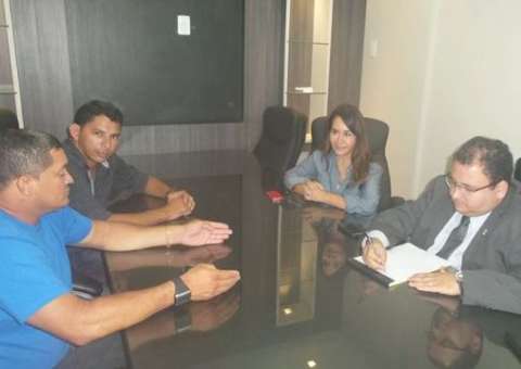 Deputada luta a favor de servidores ameaçados de exoneração