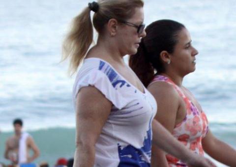  Aos 61 anos, Vera Fischer faz lipoaspiração, confirma assessoria