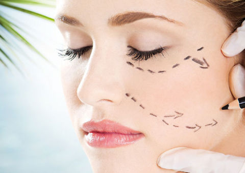 Mulheres procuram cirurgias estéticas para postarem selfies em redes sociais