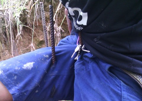 Homem foge da polícia e engata em vergalhão