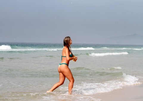 Veridiana Freitas exibe corpão em aula de stand up paddle