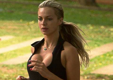 Com decotão, ex de Gusttavo Lima rouba a cena correndo no parque