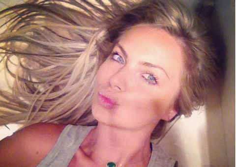 Só de calcinha, Veridiana Freitas atiça macharada pela manhã