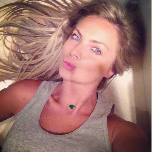 Só de calcinha, Veridiana Freitas atiça macharada pela manhã