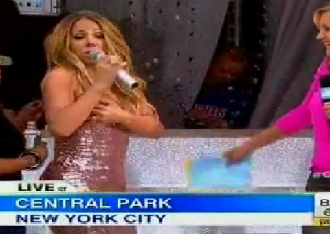 Vestido de Mariah Carey abre durante programa de TV ao vivo, veja