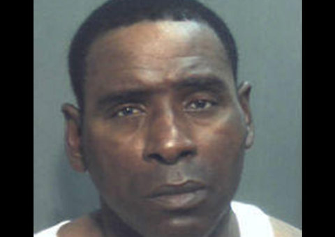 Homem compra camisinhas e se mastuba em supermercado