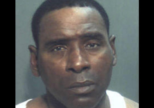 Homem compra camisinhas e se mastuba em supermercado