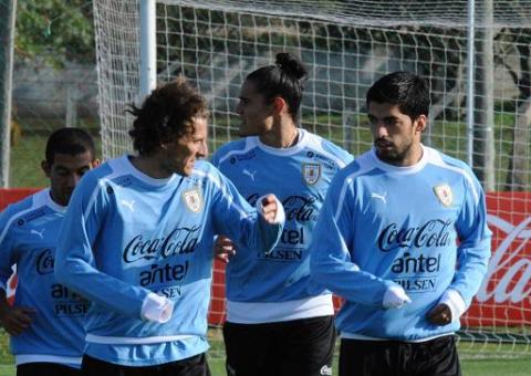 Forlán, Lodeiro e Eguren pré-convocados para eliminatórias com Uruguai