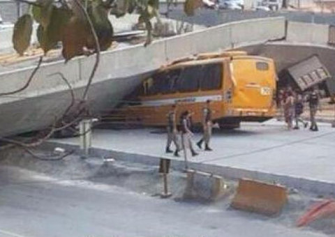 Viaduto em obras desaba sobre veículos em BH