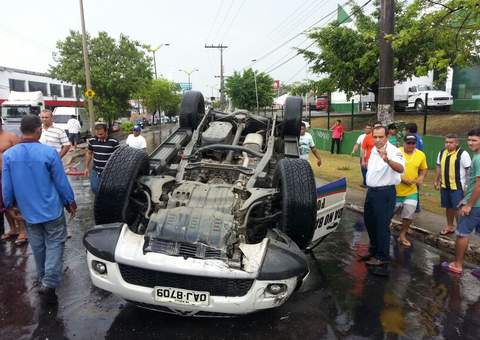 Viatura do 15º DIP capota na Rodrigo Otávio